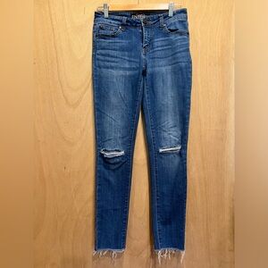Enjean Size 7 Skinny jeans. Distressed at the knees